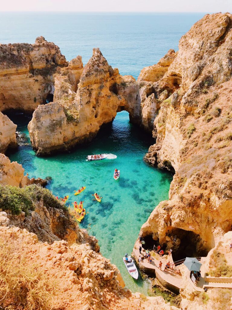 Orte wie Lagos sind wegen ihrer atemberaubenden Schönheit sowohl bei Touristen als auch bei Portugal-Auswanderern beliebt.